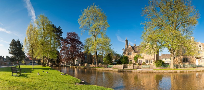 the-5-prettiest-villages-in-the-cotswolds-Bourton-on-the-water-DayTrip4U