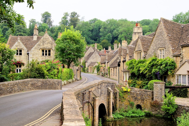 the-5-prettiest-villages-in-the-cotswolds-castle-combe-DayTrip4U